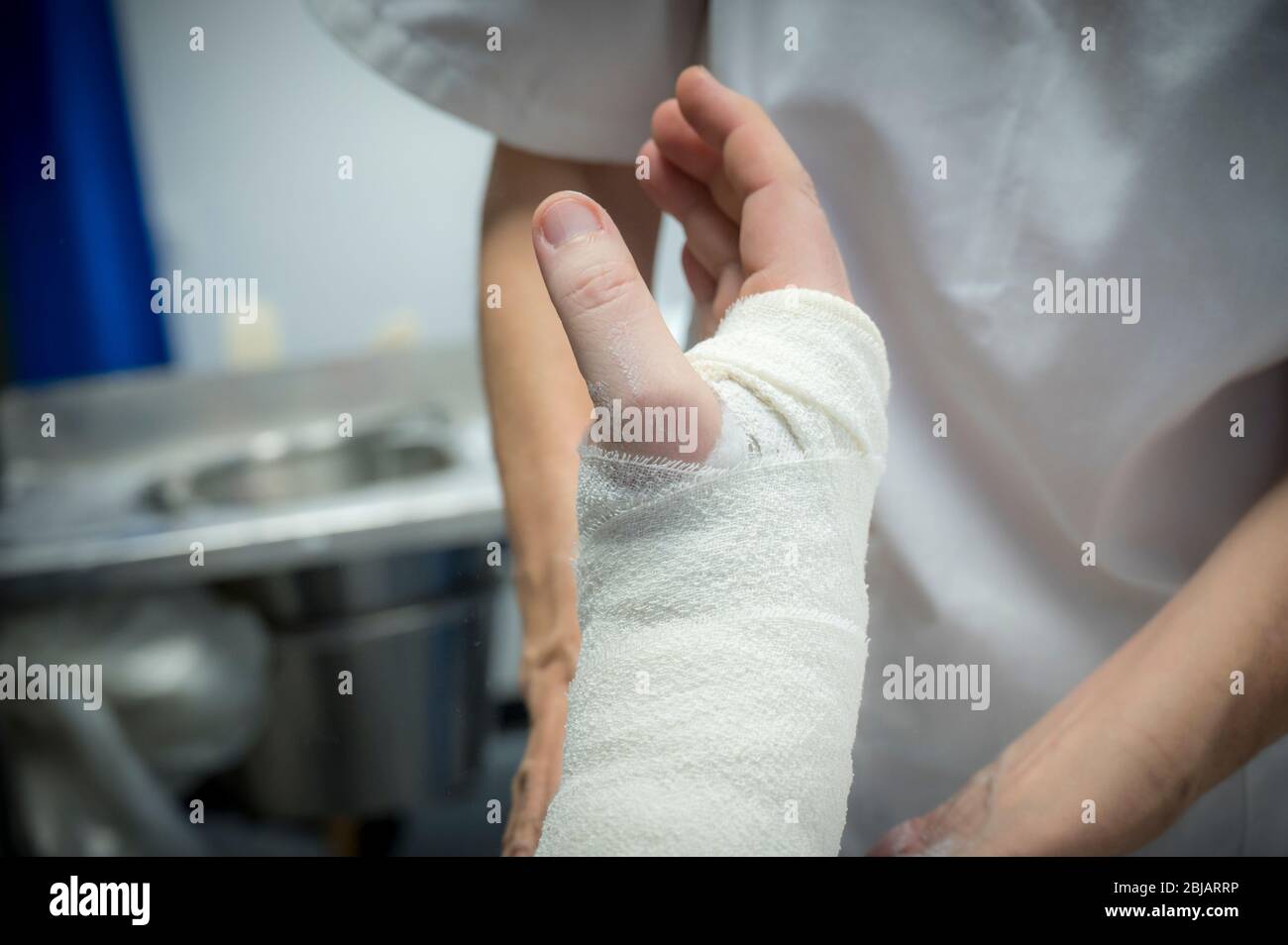 Infermiera che intonacava il braccio di un paziente in un ospedale in un pronto soccorso in Inghilterra. Foto Stock