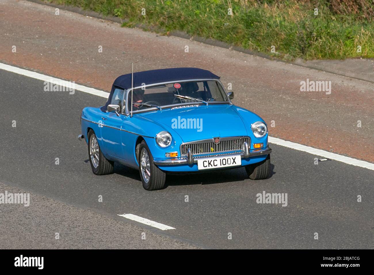 Blu 1982 80s MG B; veicoli in movimento per il traffico veicolare, veicoli in movimento su strade del Regno Unito, motori, motori sull'autostrada M6 Foto Stock