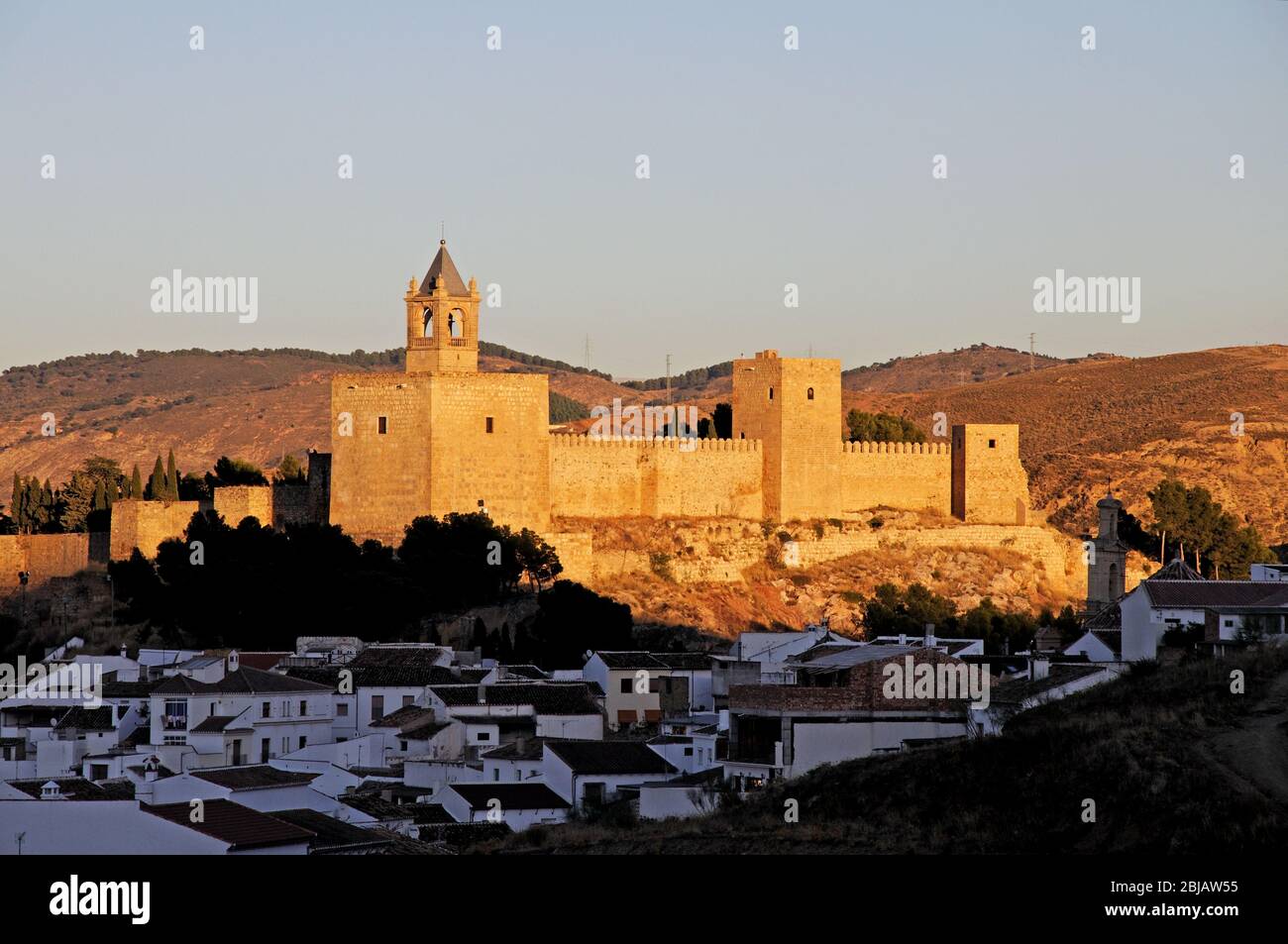 Castello Fortezza nel sole del tardo pomeriggio, Antequera, provincia di Malaga, Andalusia, Spagna, Europa occidentale. Foto Stock