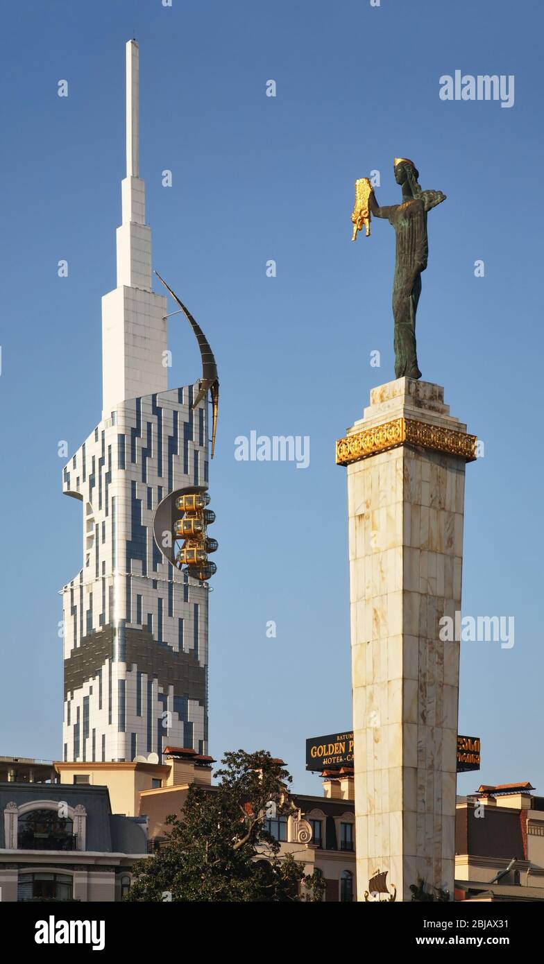 Torre dell'Università tecnologica di Batumi e statua della Medea in Piazza Europa a Batumi. Repubblica autonoma di Adjara. Georgia Foto Stock