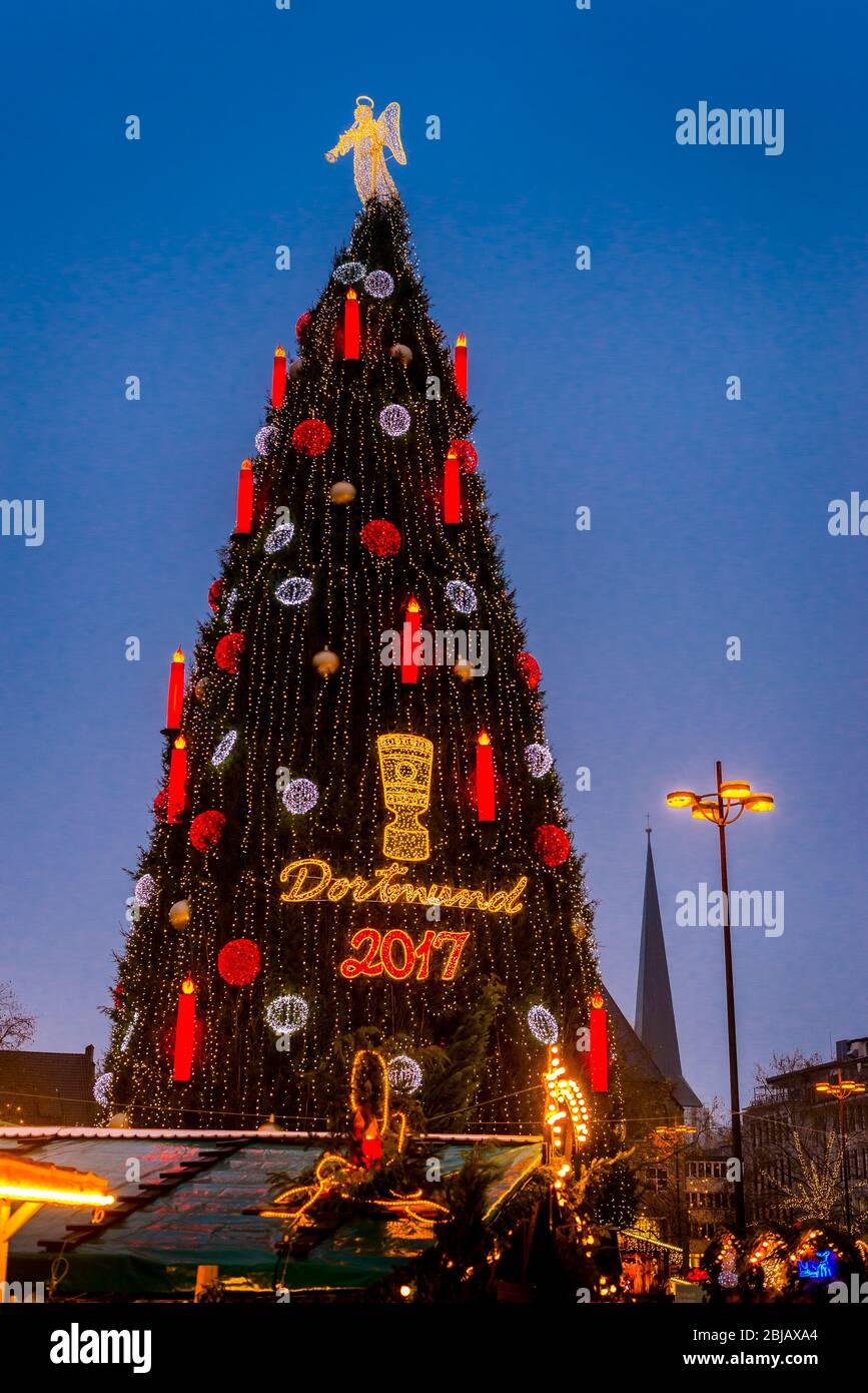 Albero di Natale che domina un mercato di Natale a Dortmund, Germania. Foto Stock