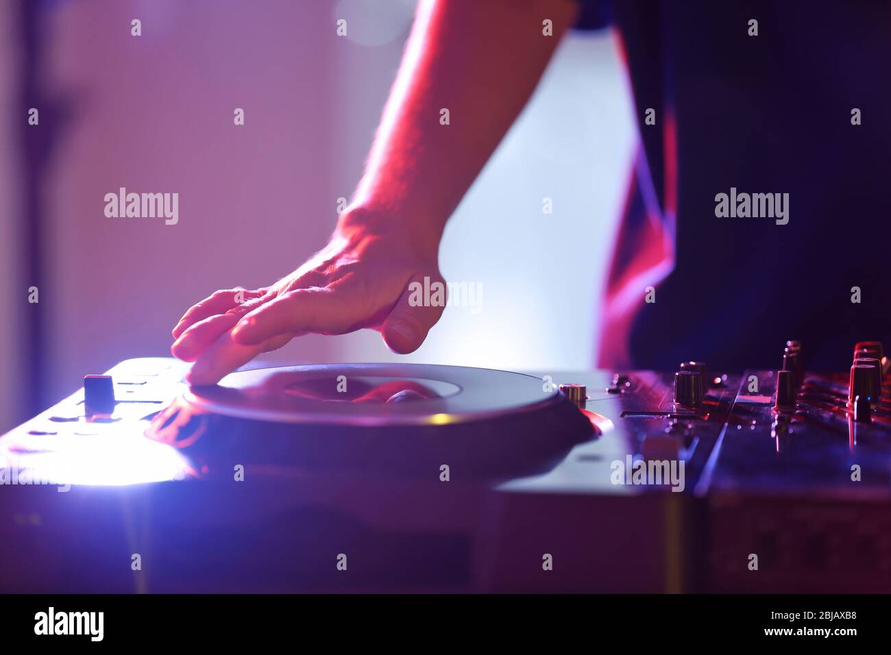 DJ tracce di miscelazione in un miscelatore in un night club Foto Stock