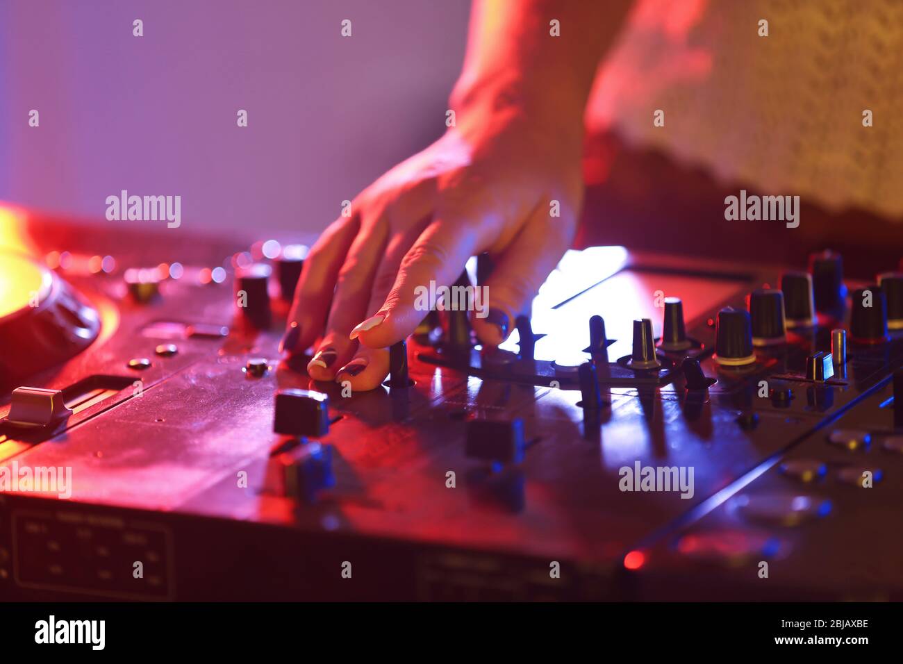 DJ tracce di miscelazione in un miscelatore in un night club Foto Stock