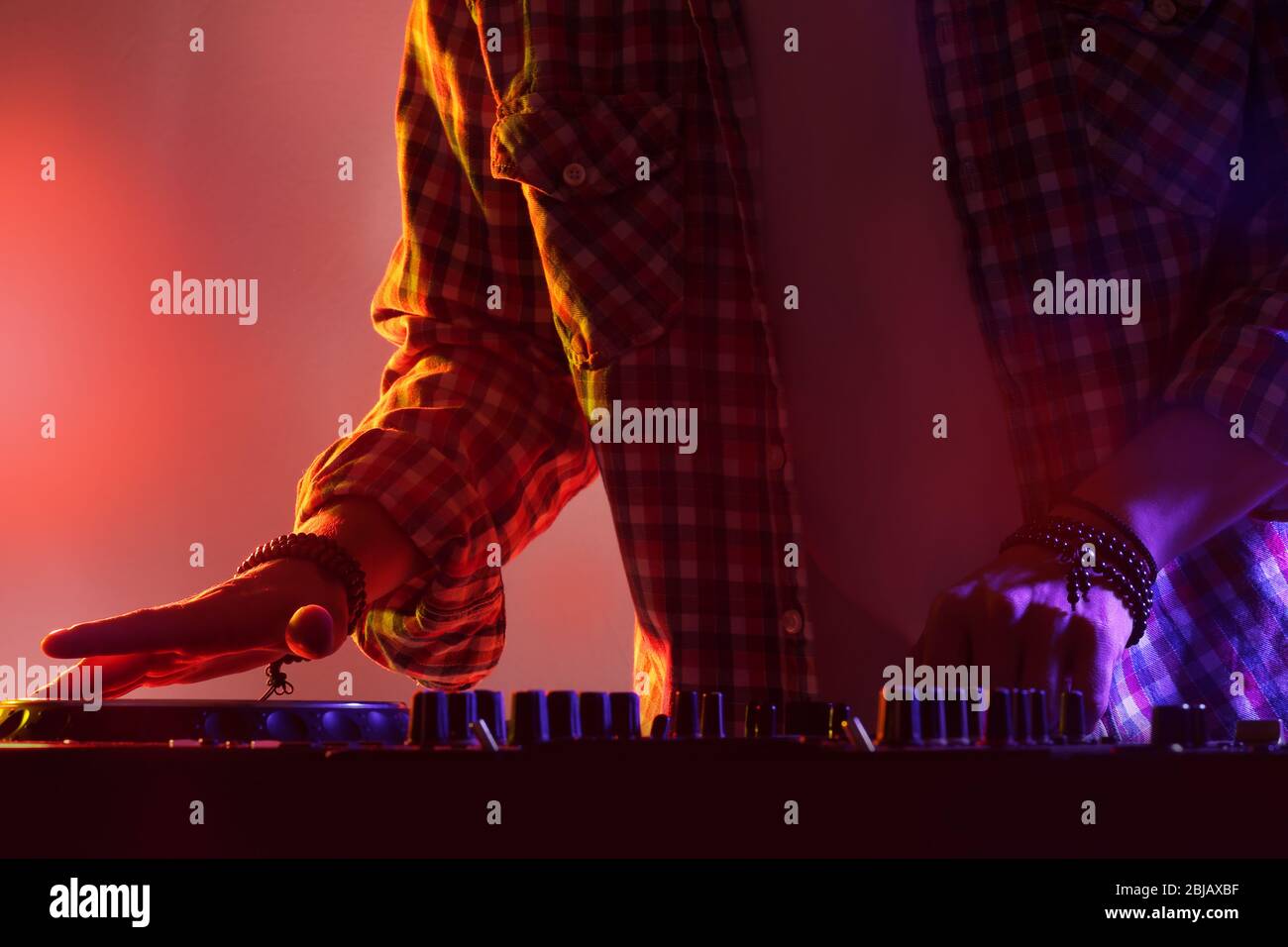 DJ tracce di miscelazione in un miscelatore in un night club Foto Stock