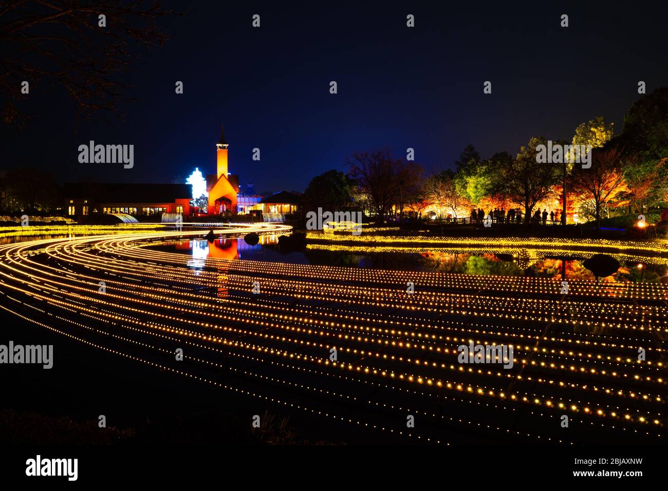 Nabana no Sato è un giardino botanico/parco a tema nella città di Kuwana, offre l'illuminazione invernale più attraente e più grande, brillante installazione di luce Foto Stock