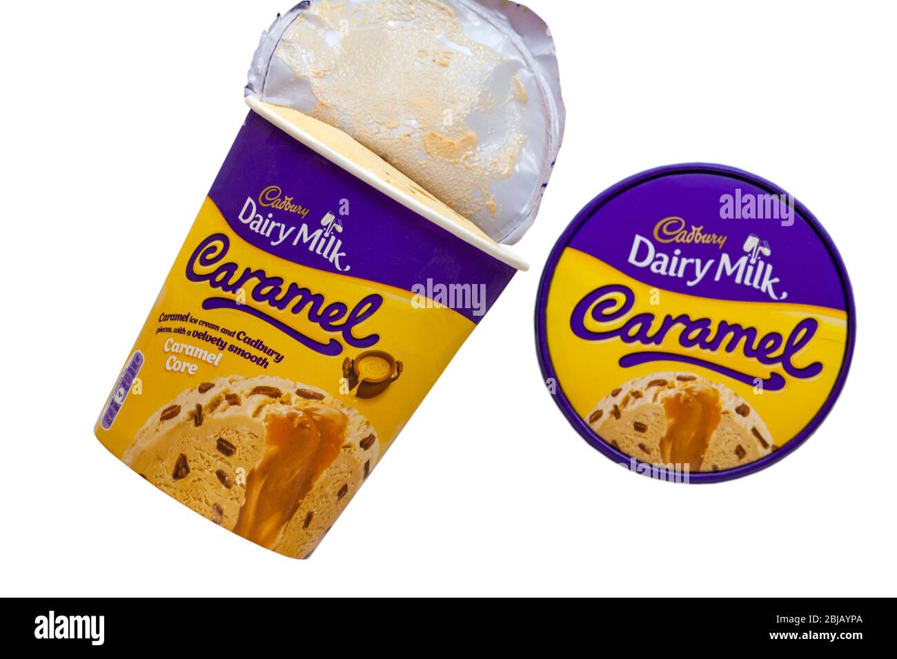 Latte capiolo di Cadbury gelato al caramello e pezzi Cadbury con un nucleo vellutato di caramello liscio in vasca con coperchio rimosso set su sfondo bianco Foto Stock