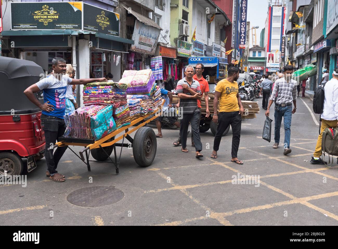 dh COLOMBO SRI LANKA consegna di materiale di stoffa ai negozi di stoffa nelle persone di strada Foto Stock