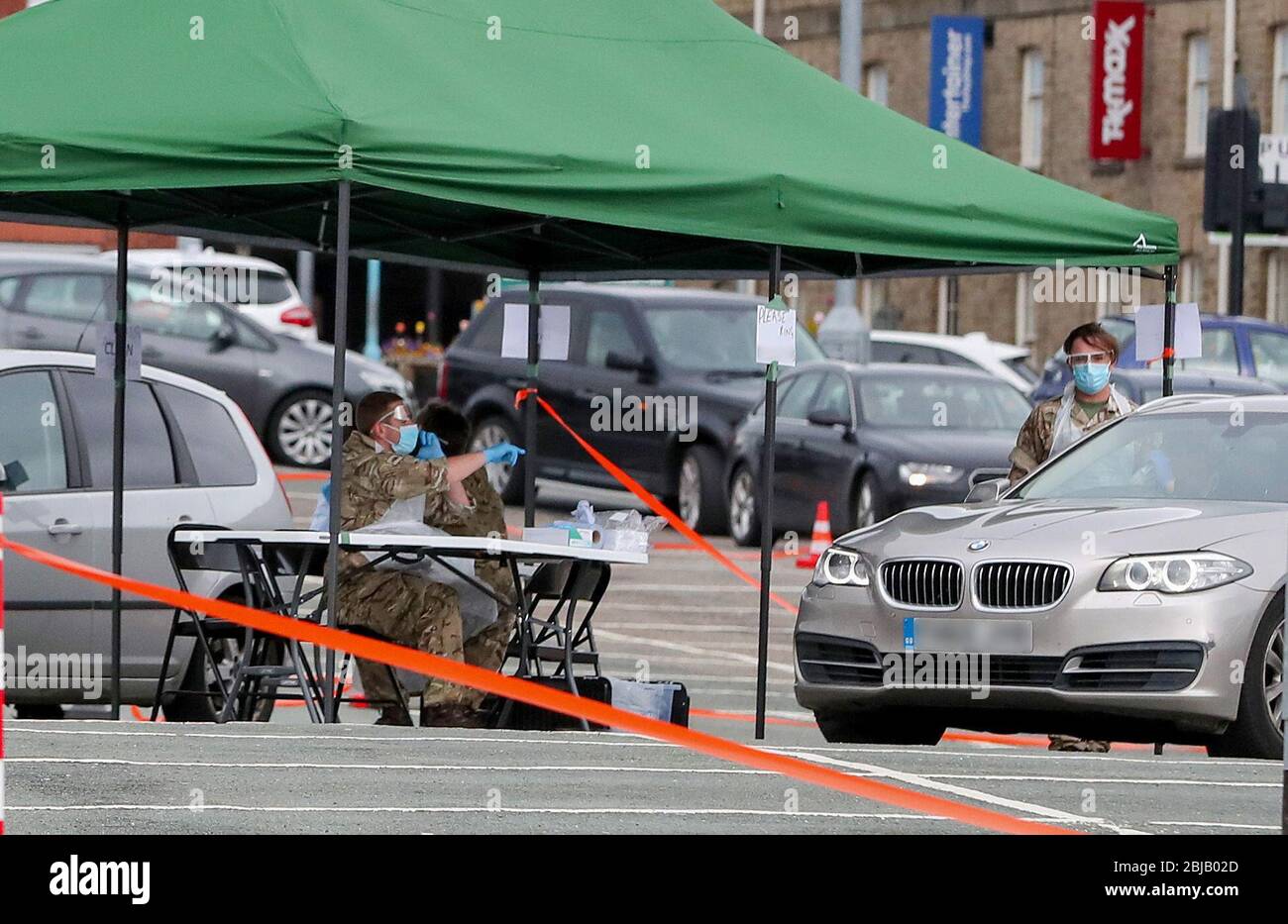 Nota per i semi: Le targhe e il cartello sul palo sono stati pixelated dalla scrivania PA. Soldati del reggimento del duca di Lancaster che effettuano prove presso un centro di test Covid-19 a Macclesfield, Cheshire, mentre il Regno Unito continua a bloccarsi per contribuire a frenare la diffusione del coronavirus. Foto Stock