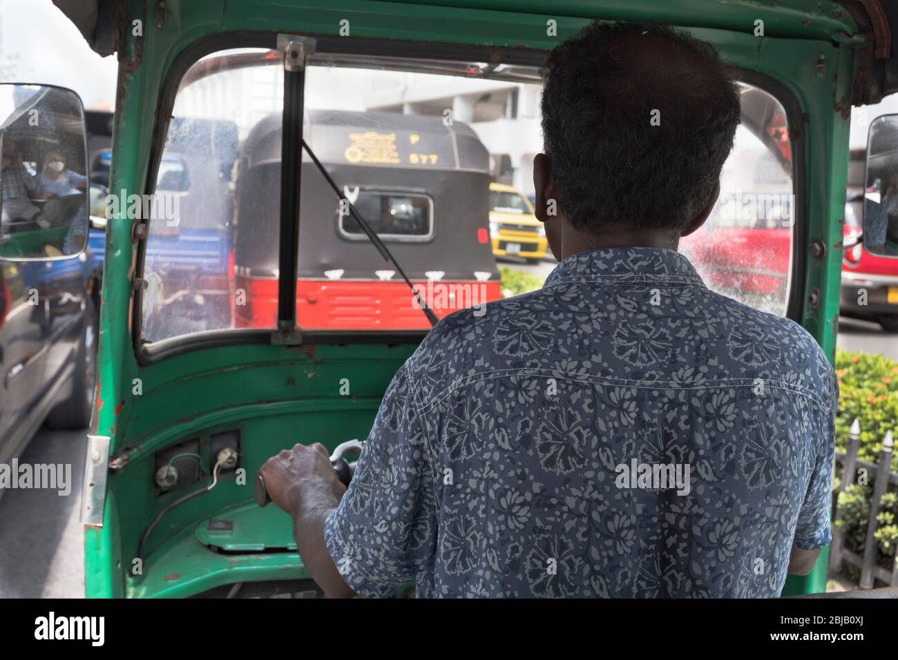 dh Sri Lanka tuk tuk tuk taxi COLOMBO SRI LANKA interno conducente tuktuk riskshaw giro traffico interno viaggio Foto Stock