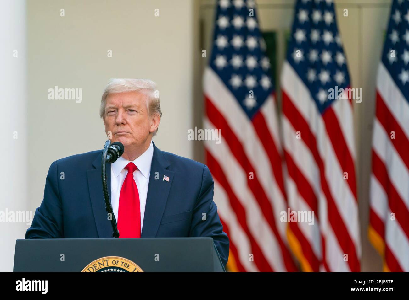 WASHINGTON DC, Stati Uniti d'America - 27 aprile 2020 - il presidente Donald J. Trump ascolta la domanda di un giornalista durante il briefing sull'aggiornamento del coronavirus lunedì 2 aprile Foto Stock