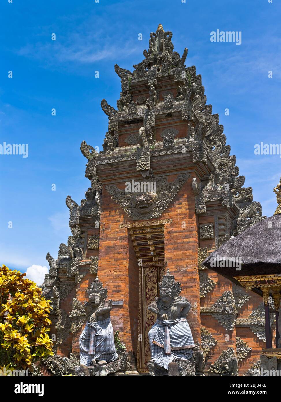dh Balinese Batuan tempio BALI INDONESIA Paduraksa porta torre templi interno sanctum induismo architettura porta Foto Stock