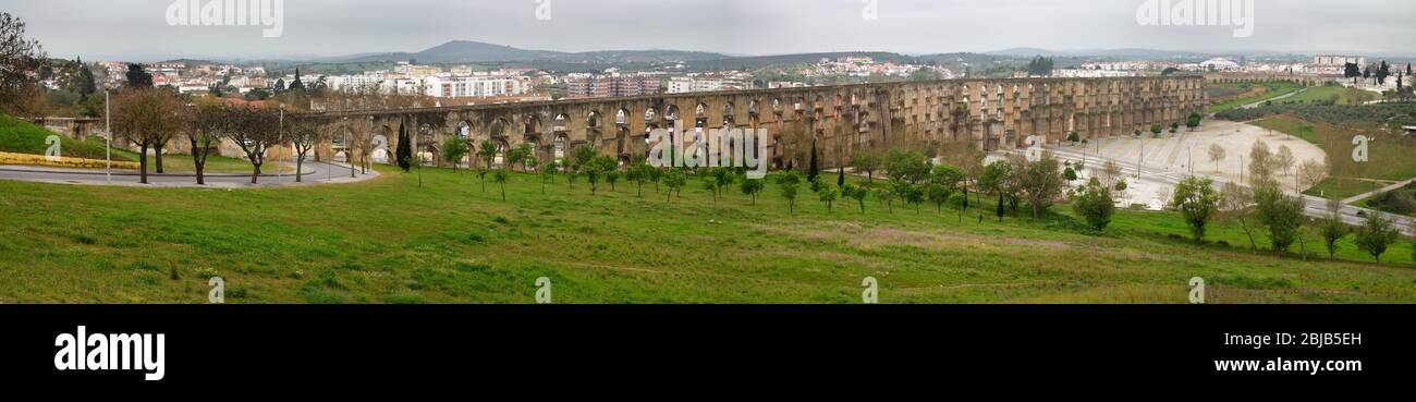 Ampio panorama dell'acquedotto di Amoreira, opera del XVII secolo, come si vede dall'Oriente, a Elvas, la città di confine con Garrison. Cielo nuvolato grigio. Foto Stock