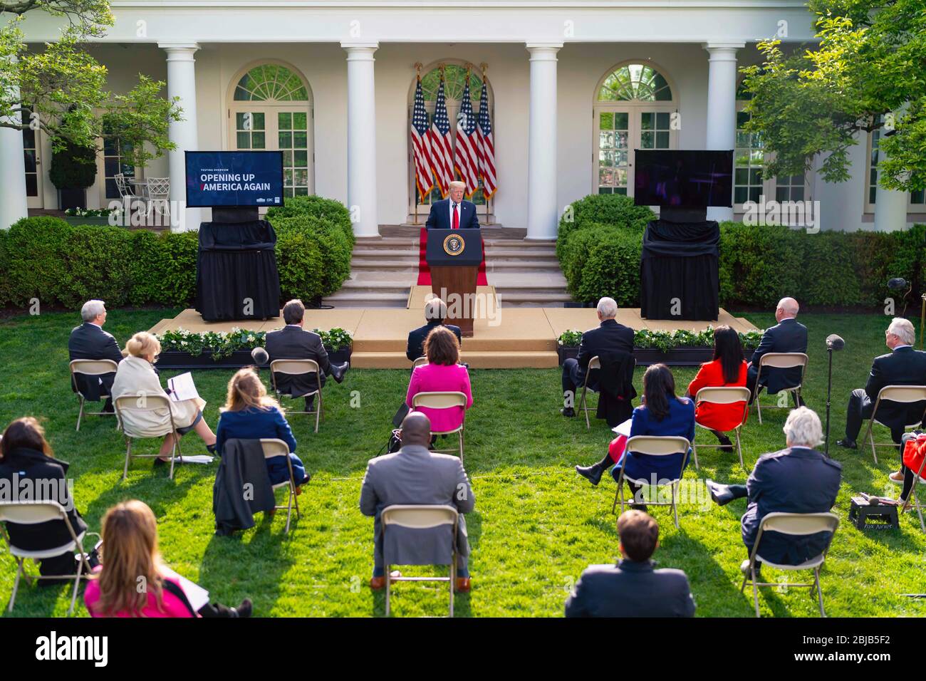 WASHINGTON DC, USA - 27 aprile 2020 - il presidente Donald J. Trump risponde alle domande dei giornalisti durante il briefing sull'aggiornamento del coronavirus lunedì 2 aprile Foto Stock