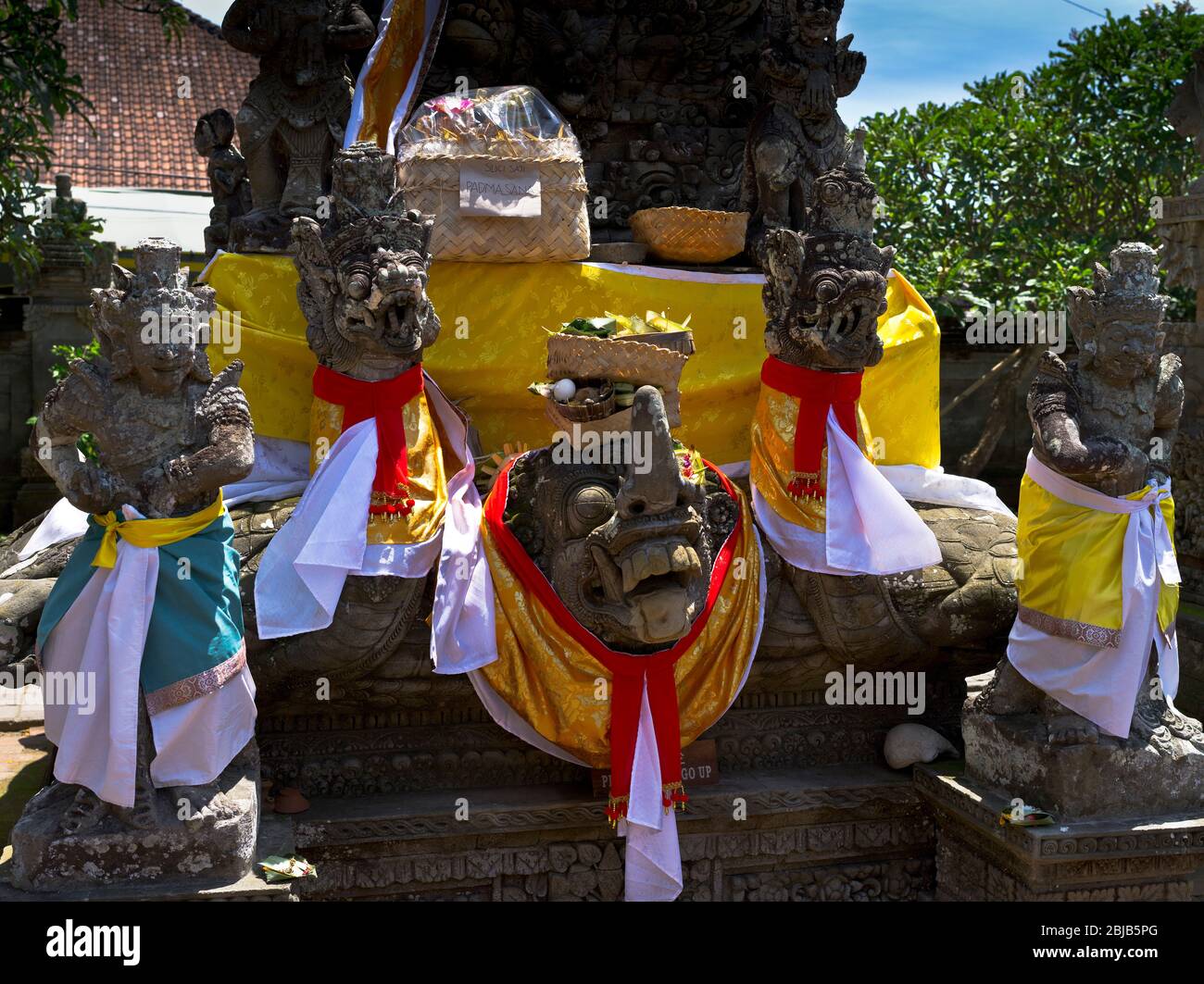 dh Balinese Batuan tempio dèi BALI INDONESIA tradizionale indù porta guardia di abbigliamento guardie offre statue guardiani che offrono templi asiatici patrimonio Foto Stock