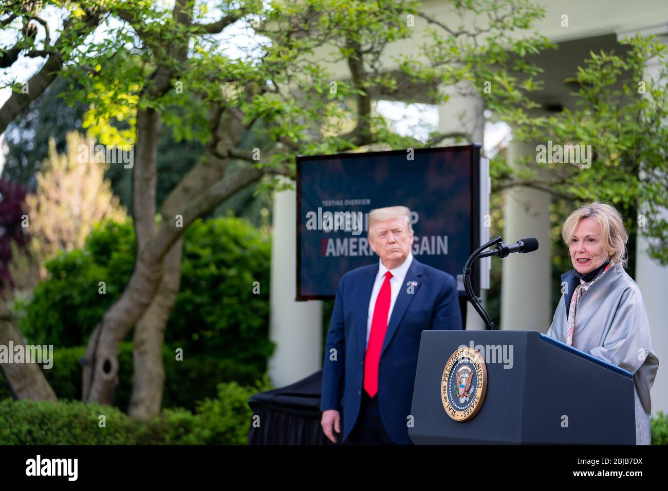 WASHINGTON DC, USA - 27 aprile 2020 - il presidente degli Stati Uniti Donald J Trump ascolta come Coordinatore della Task Force della Casa Bianca Deborah Birx deliv Foto Stock