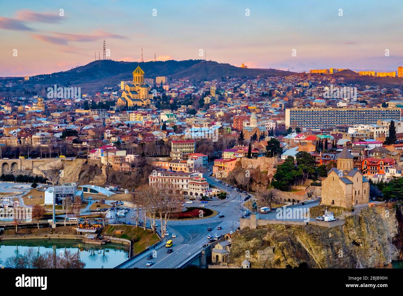 Vista di Tbilisi prese dalla fortezza di Narikala al tramonto, Tbilisi, Georgia Foto Stock