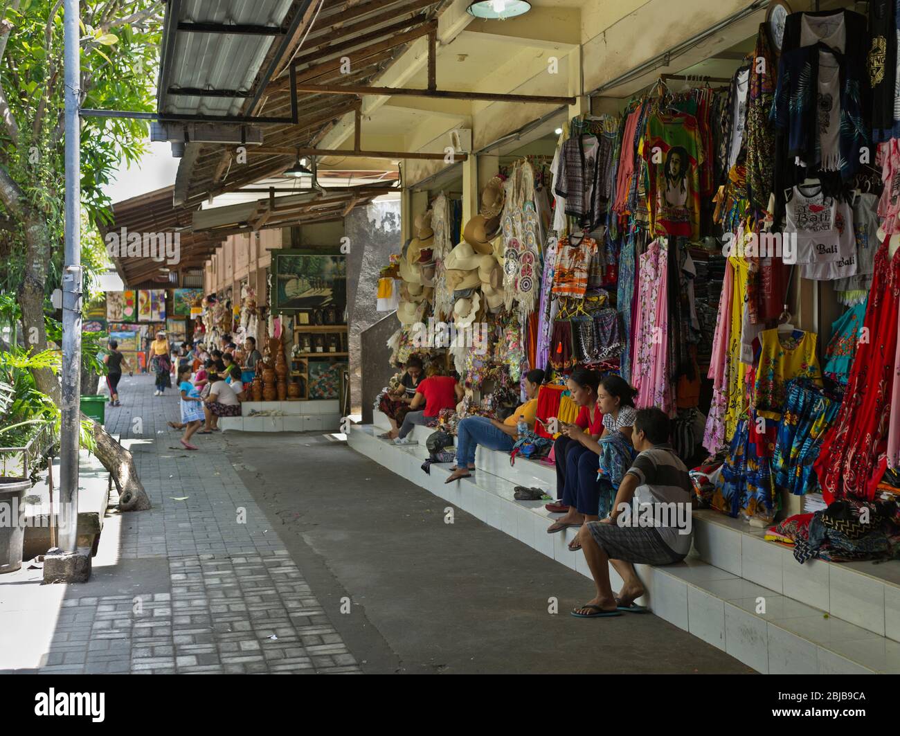 dh Pasar Seni Guwang Sukawati BALI INDONESIA titolari balinese Stall All'esterno negozi di artigianato indonesiano venditori del sud-est asiatico Foto Stock