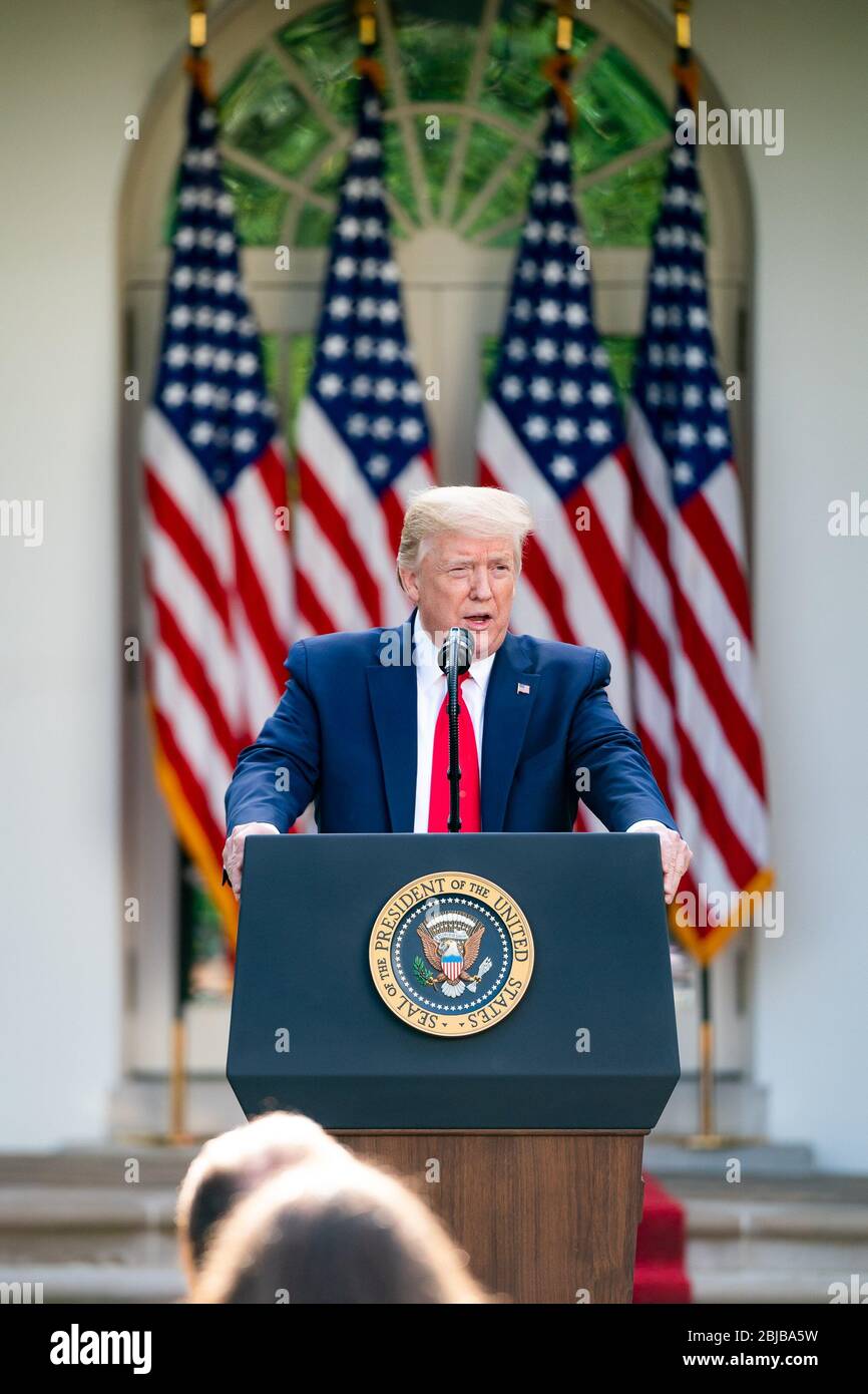 WASHINGTON DC, Stati Uniti d'America - 27 aprile 2020 - il presidente Donald J. Trump ascolta la domanda di un giornalista durante il briefing sull'aggiornamento del coronavirus lunedì 2 aprile Foto Stock