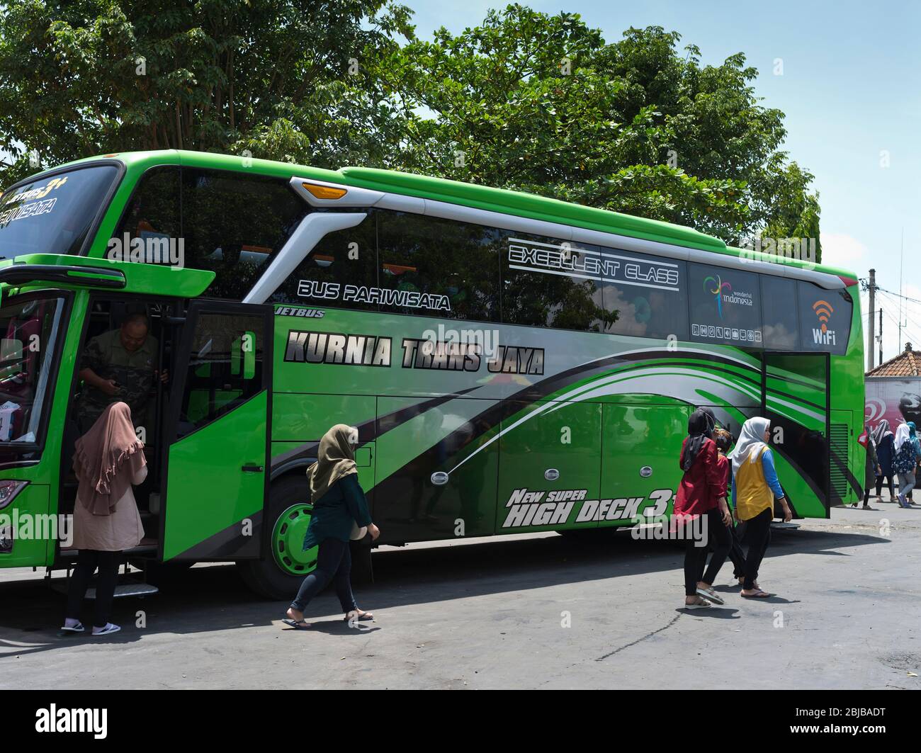 dh Balinese pullman turistico privato BALI INDONESIA Bus con musulmano turisti indonesiani visite turistiche Foto Stock
