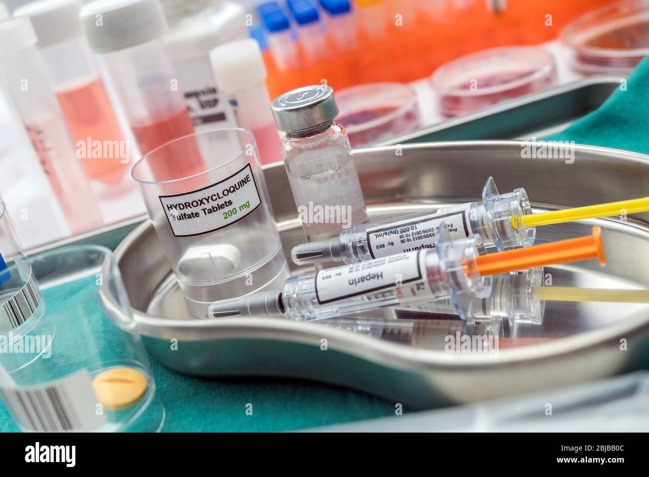 Diversi farmaci preparati per le persone colpite dal virus Covid-19, immagine concettuale, contenitori generici di farmaci senza marchio e codici a barre ipotetici Foto Stock