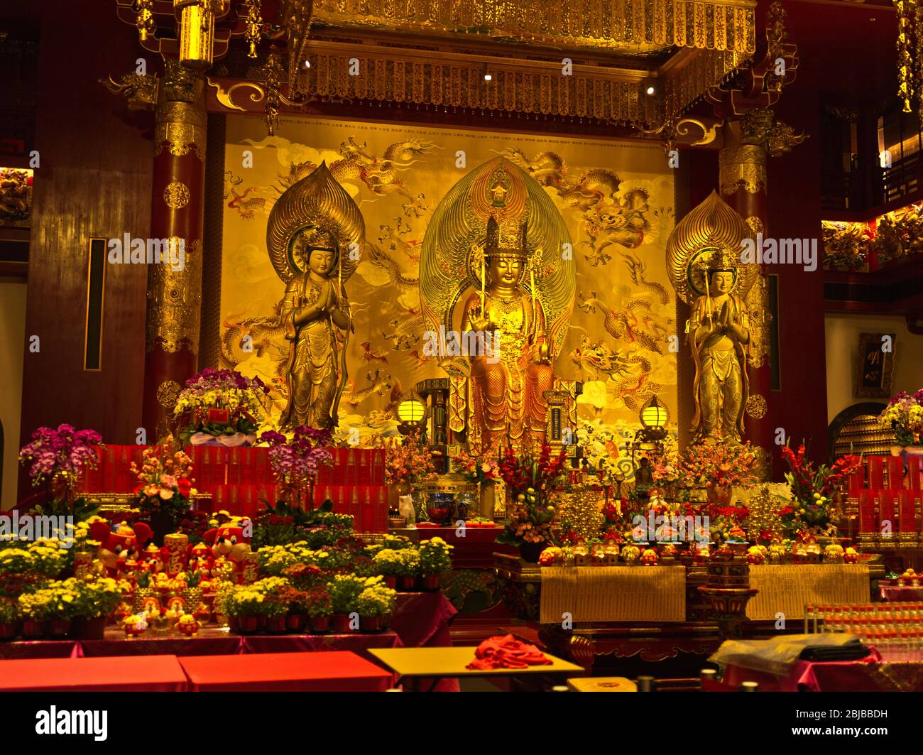 dh Buddha Tooth Relic Temple CHINATOWN SINGAPORE altari interni buddisti templi museo lontano oriente patrimonio buddismo Foto Stock