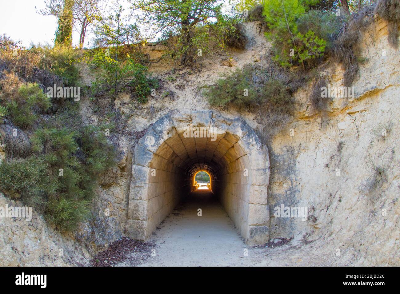 Tunnel d'ingresso da cui gli atleti entrarono nell'antico Stadio Panellenico presso il sito archeologico di Nemea in Grecia Foto Stock