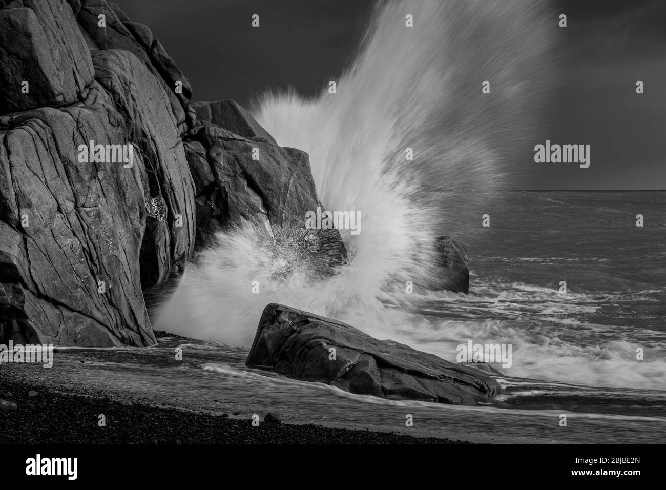Bianco / nero, bello da vicino scenario di onde che arrivano alla riva e si schiantano sulle rocce al mare, East Seaside, Gyeongju, Corea Foto Stock