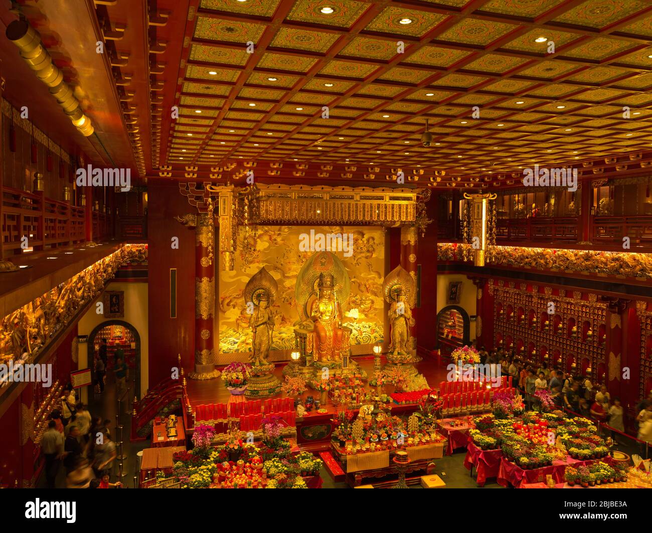 dh Buddha Tooth Relic Temple CHINATOWN SINGAPORE interno Museo buddista altari templi buddista santuario Foto Stock