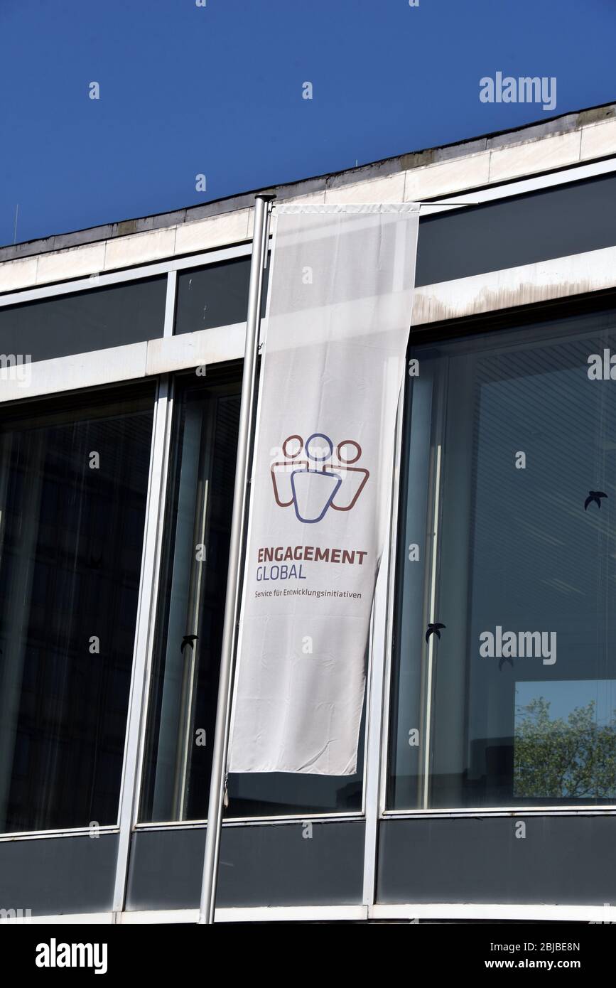 Bonn, Germania. 26 aprile 2020. Logo, lettering Engagement Global gGmbH - Service für Entwicklungsinitativen è un'impresa pubblica tedesca sotto forma legale di società a responsabilità limitata senza scopo di lucro con sede a Bonn, che sostiene l'impegno di sviluppo di individui, gruppi e comunità politiche come punto di contatto centrale. Credit: Horst Galuschka/dpa/Horst Galuschka dpa/Alamy Live News Foto Stock