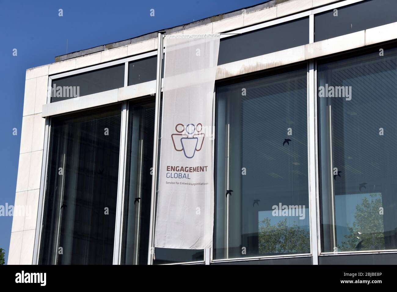 Bonn, Germania. 26 aprile 2020. Logo, lettering Engagement Global gGmbH - Service für Entwicklungsinitativen è un'impresa pubblica tedesca sotto forma legale di società a responsabilità limitata senza scopo di lucro con sede a Bonn, che sostiene l'impegno di sviluppo di individui, gruppi e comunità politiche come punto di contatto centrale. Credit: Horst Galuschka/dpa/Horst Galuschka dpa/Alamy Live News Foto Stock