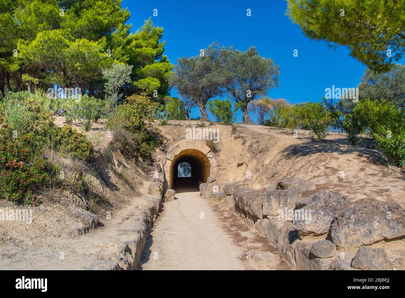 Tunnel d'ingresso da cui gli atleti entrarono nell'antico Stadio Panellenico presso il sito archeologico di Nemea in Grecia Foto Stock