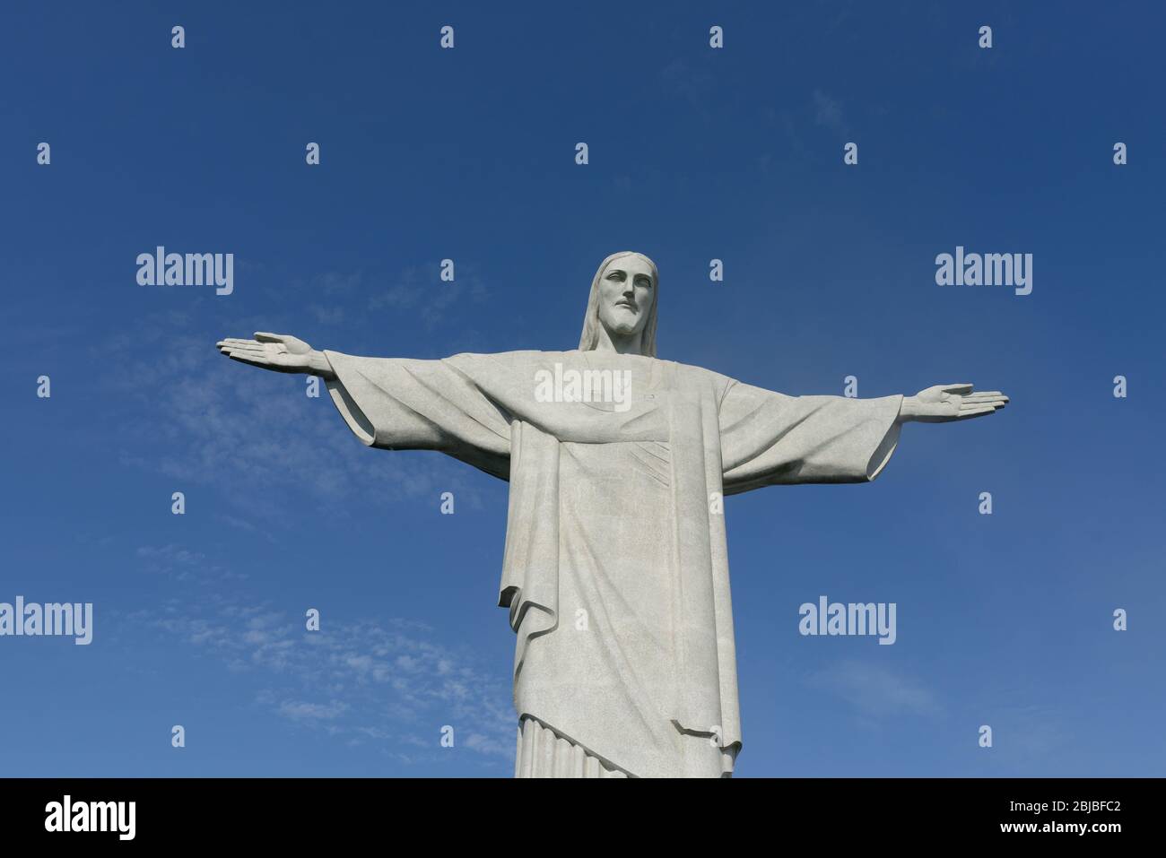Le braccia stese dello status art deco di Gesù Cristo Redentore, l'icona sulla cima del monte Corcovado, Rio de Janeiro, Brasile Foto Stock