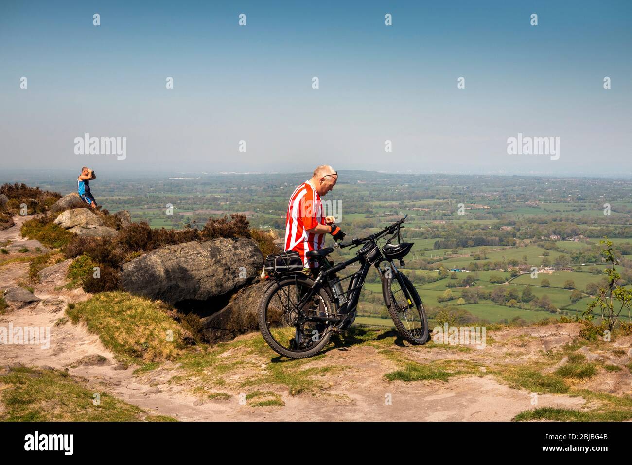 Regno Unito, Inghilterra, Cheshire, Congleton, mountain biker e escursionista alla cima di Bosley Cloud Foto Stock