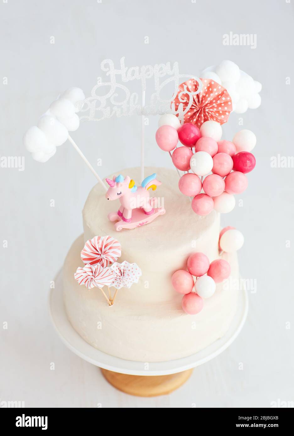 torta di compleanno della bambina con unicorno e palloncini Foto stock -  Alamy