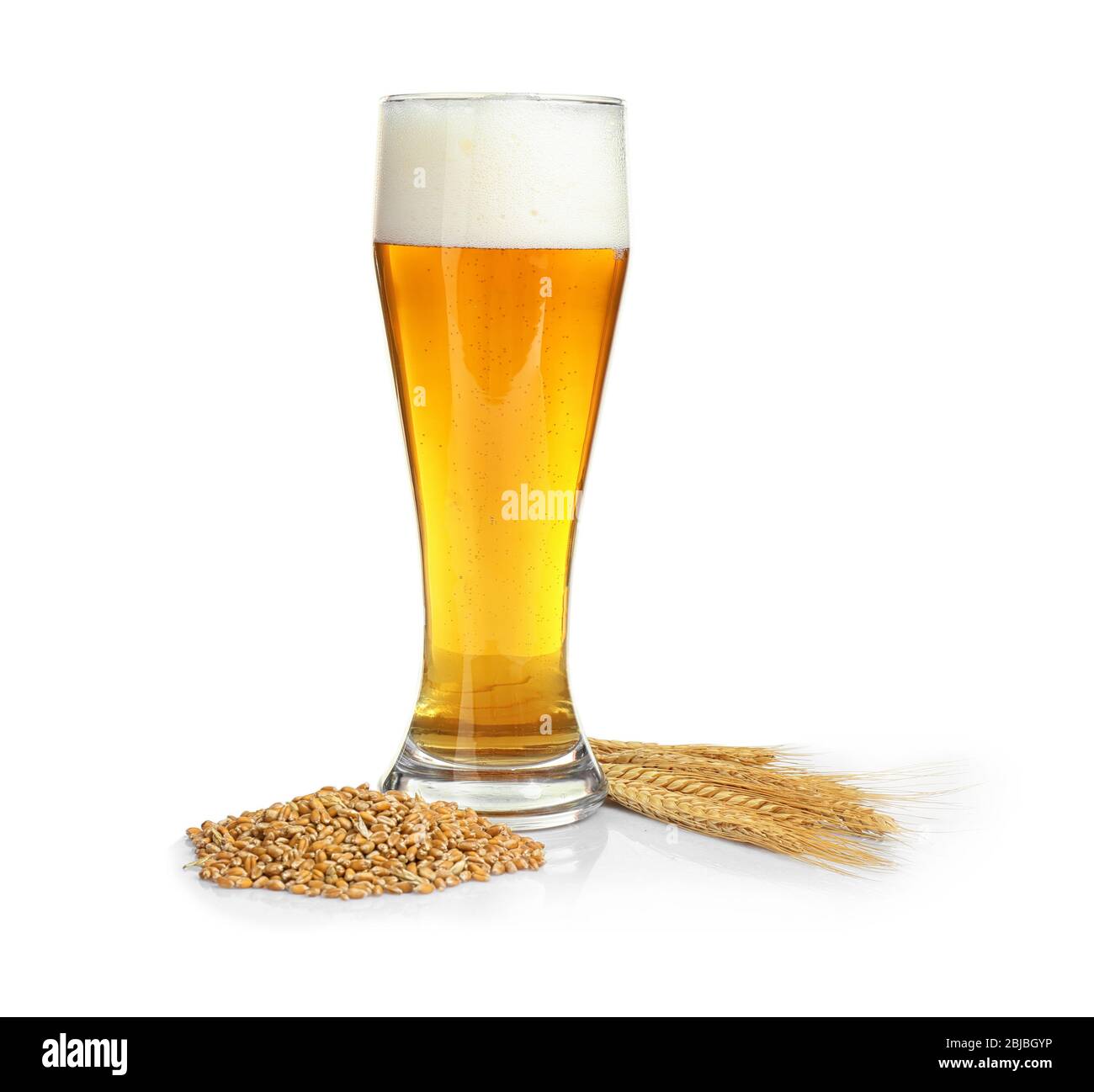 Bicchiere di birra con luppolo e orzo isolato su bianco Foto Stock