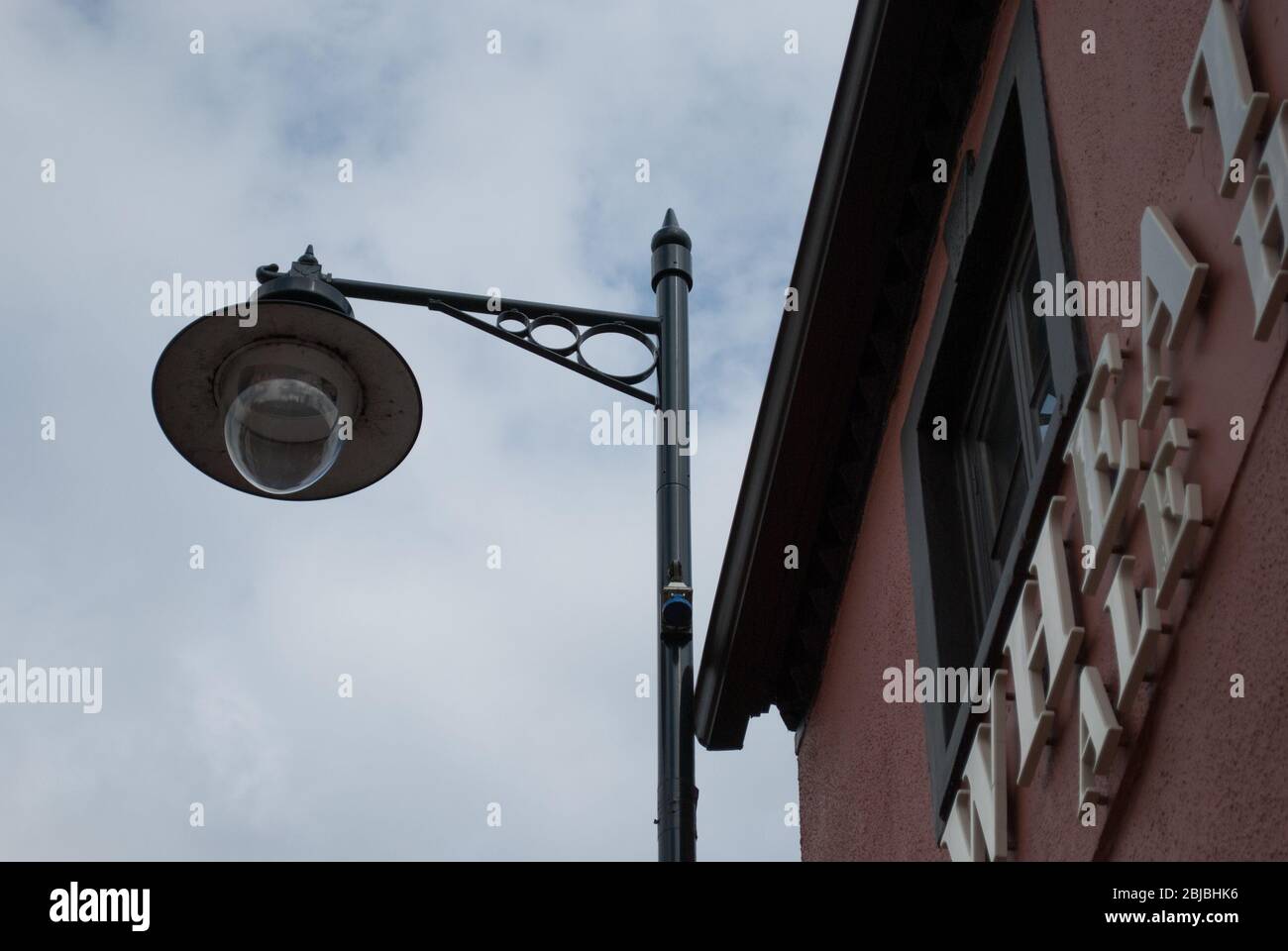 Red Architecture Pub Public House Street Light Old Town Heritage Wheatsheaf Alehouse 32 Newport St, Swindon SN1 3DP Foto Stock