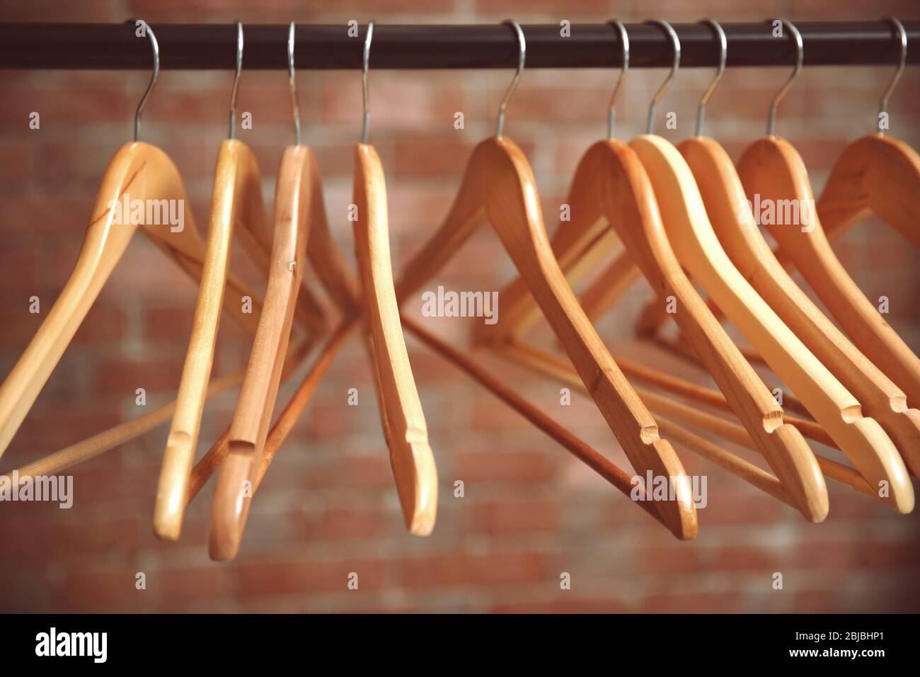 Ringhiera con appendiabiti in legno, primo piano Foto Stock