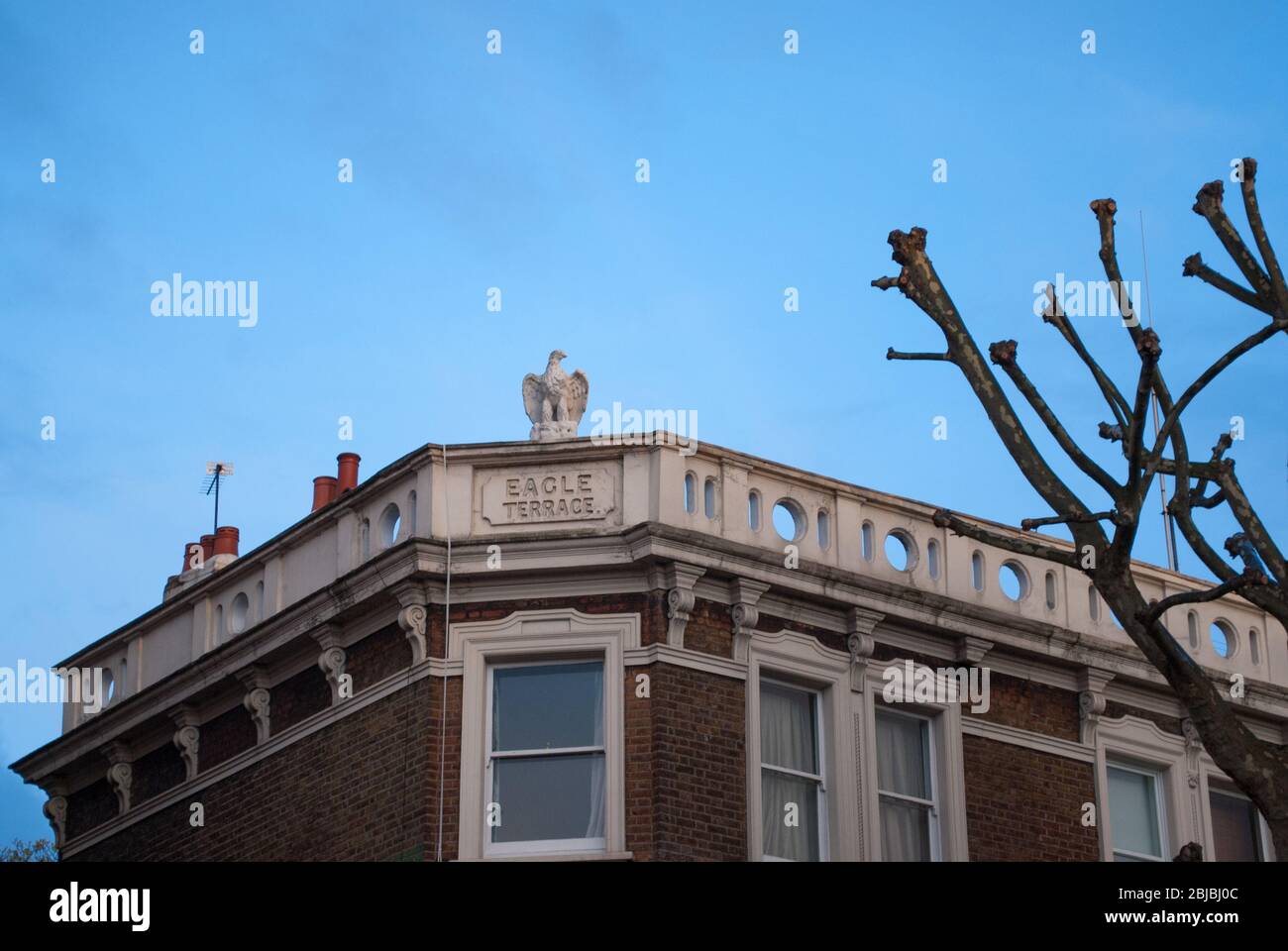 Architettura vittoriana Londra Stock Brick Stone Parapet cornice dettaglio Eagle statue Eagle Terrace, Shepherds Bush Road, Brook Green, Londra W6 Foto Stock