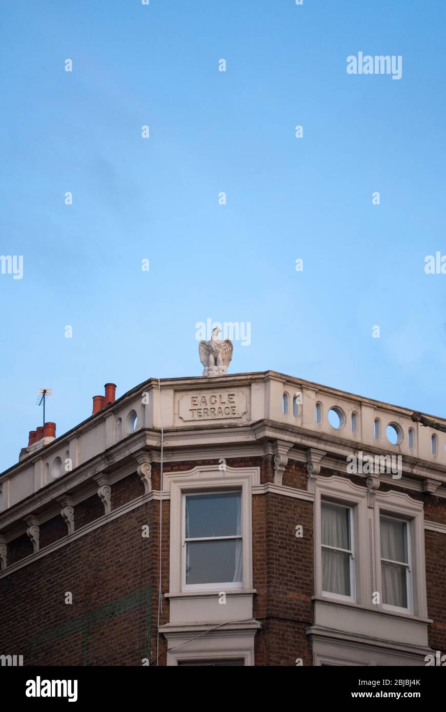 Architettura vittoriana Londra Stock Brick Stone Parapet cornice dettaglio Eagle statue Eagle Terrace, Shepherds Bush Road, Brook Green, Londra W6 Foto Stock