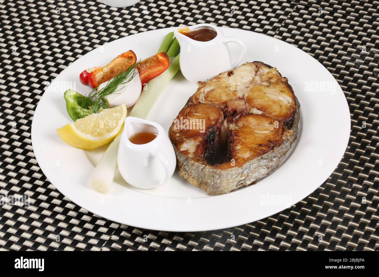 Fetta di pesce fritto con salse Foto Stock