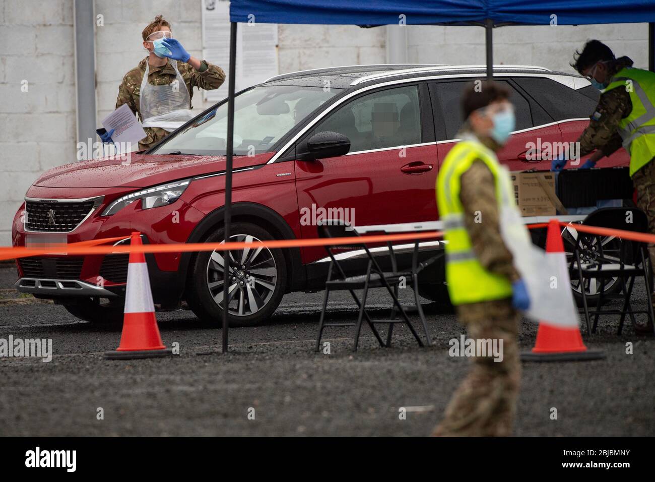 NOTA: NUMERO DI TARGA PIXELATED DA PA PICTURE DESK membri dell'uomo militare un Covid-19 centro di test a Hereford, come il Regno Unito continua a bloccare per contribuire a frenare la diffusione del coronavirus. Foto Stock