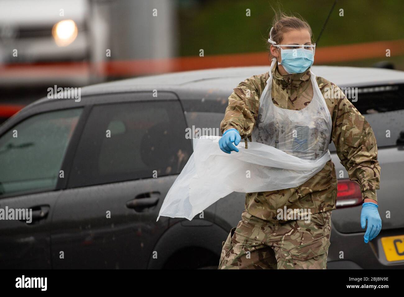 Membri dell'uomo militare un centro di test Covid-19 a Hereford, mentre il Regno Unito continua a bloccare per contribuire a frenare la diffusione del coronavirus. Foto Stock