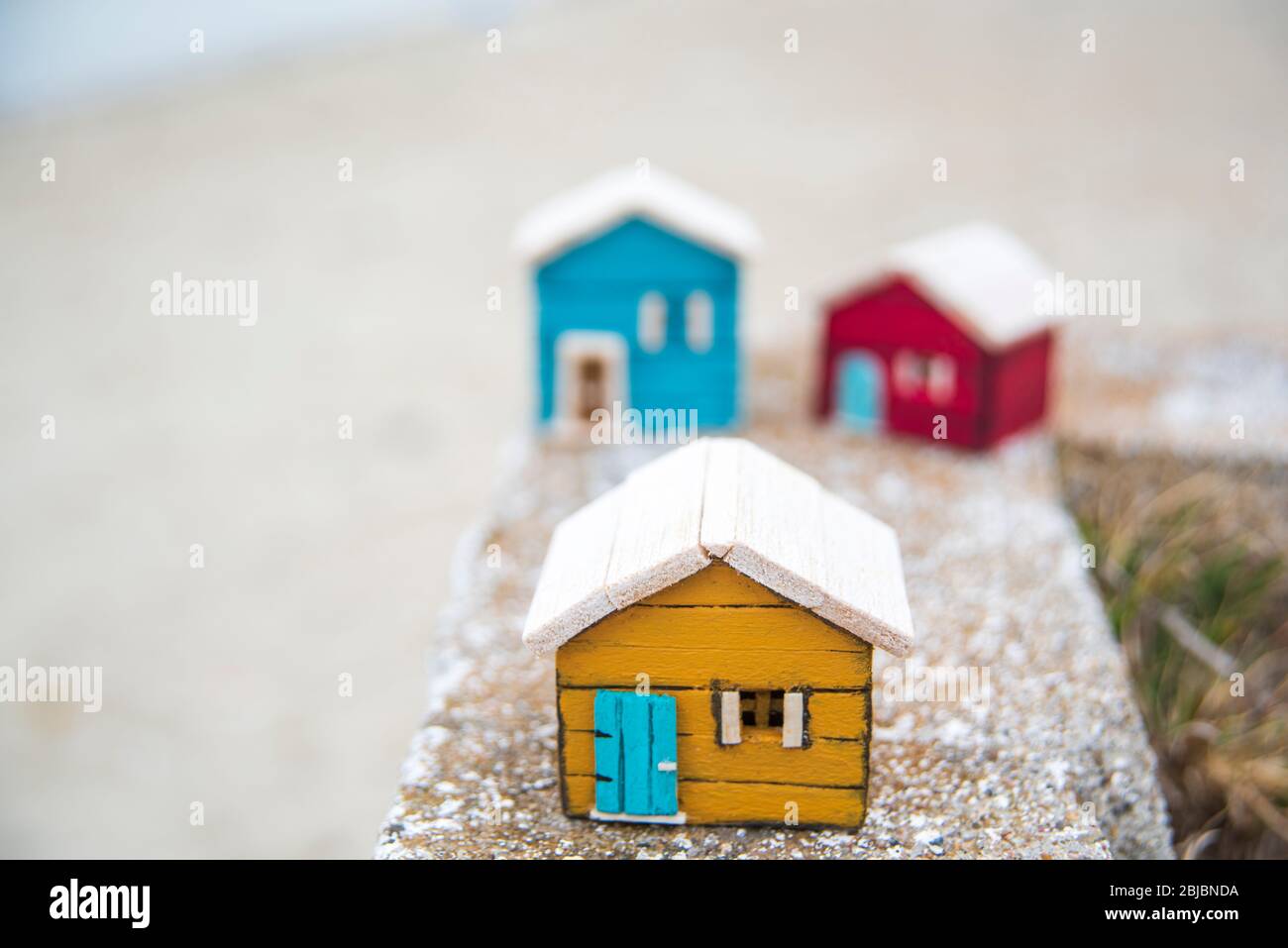 modello di casa in legno sulla spiaggia. soggiorno a casa stare al sicuro Foto Stock