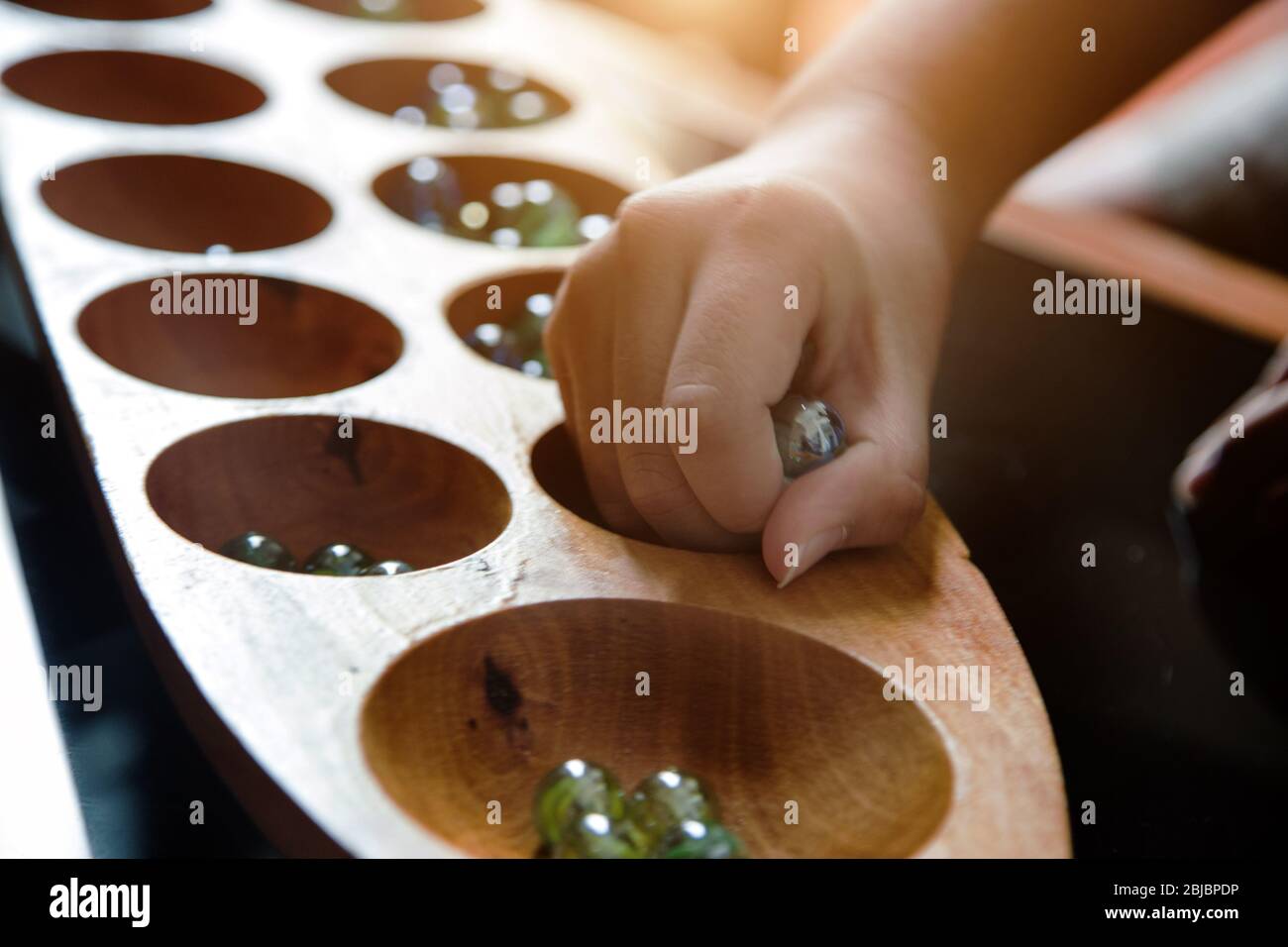 primo piano kalaha gioco per la matematica pratica e il pensiero strategico Foto Stock