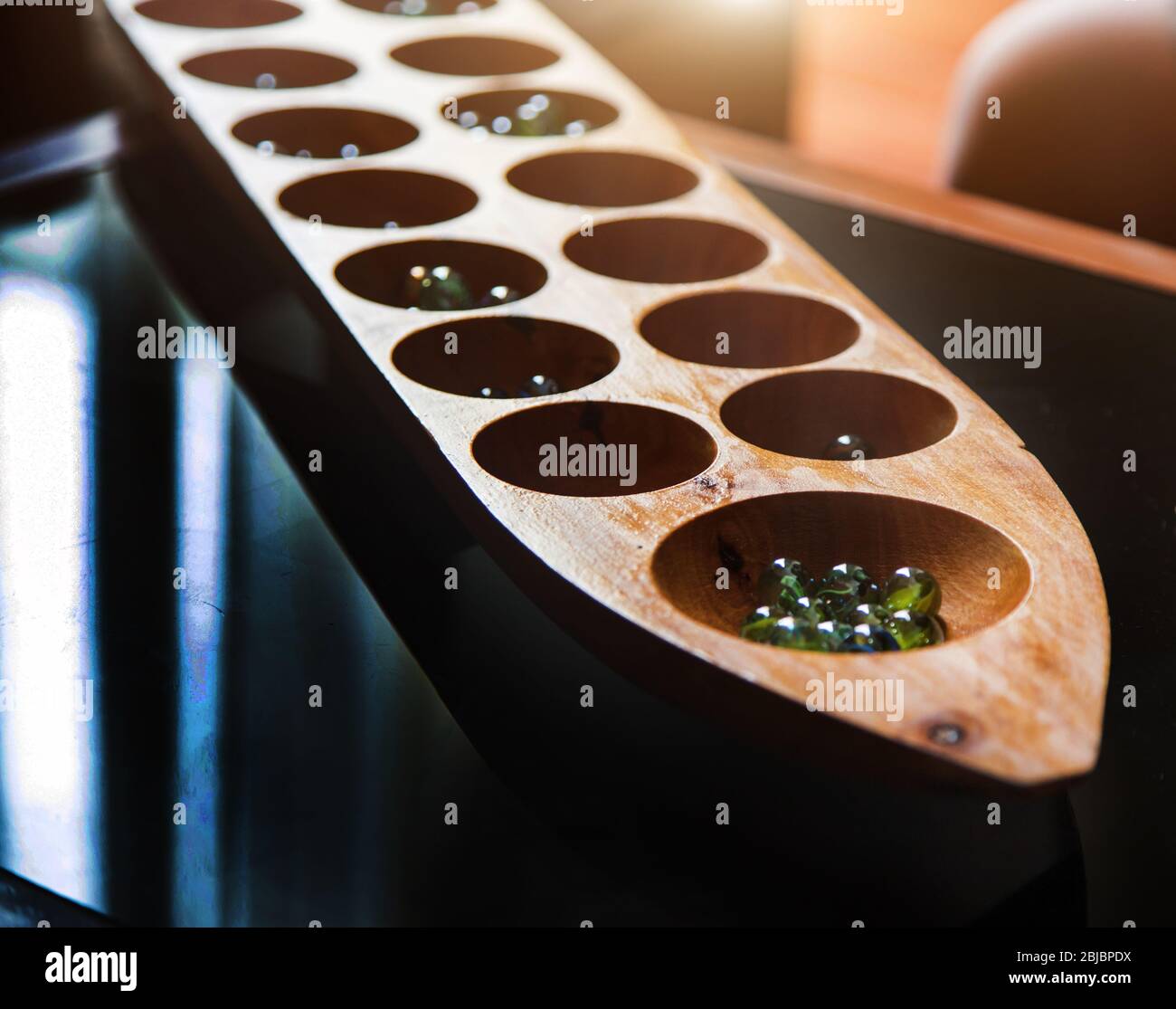 primo piano kalaha gioco per la matematica pratica e il pensiero strategico Foto Stock