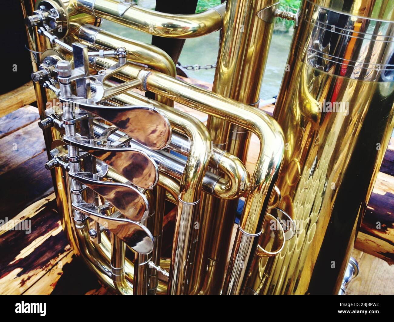 Musica tradizionale bavarese con strumenti a vento durante un viaggio in zattera a Starnberg Foto Stock