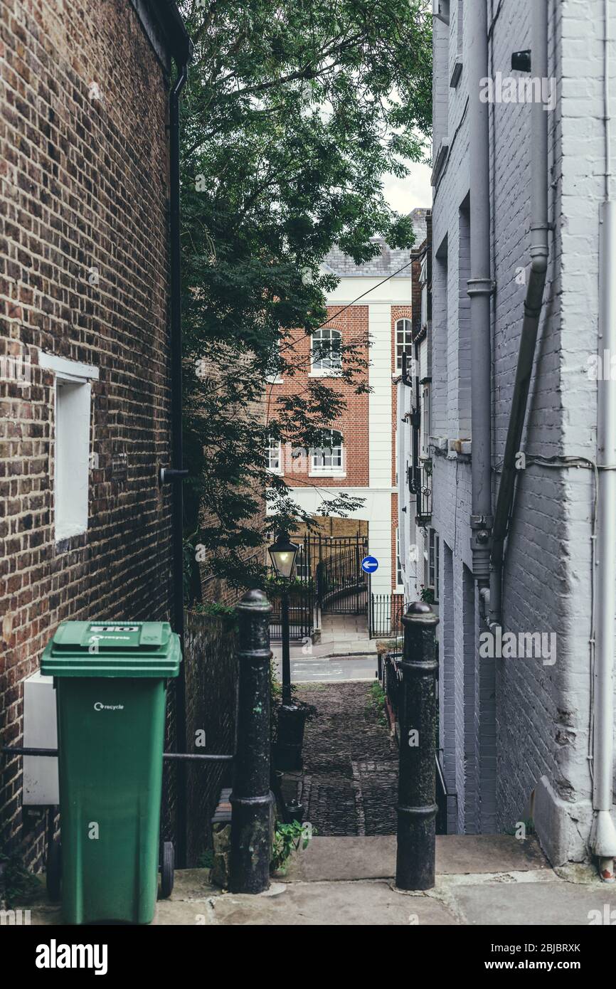 Un contenitore verde privato per rifiuti in plastica per lo stoccaggio temporaneo di rifiuti riciclabili in una strada a Londra.il riciclaggio è il processo di conversione Foto Stock