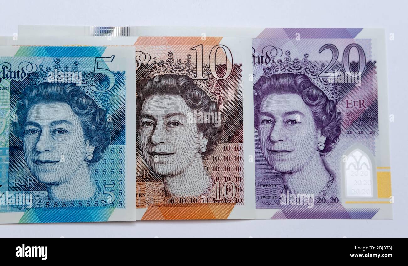 Banconote in sterline britanniche poste l'una sull'altra. La foto include una nuova banconota da 20 libbre rilasciata nel febbraio 2020. Primo piano. Foto Stock