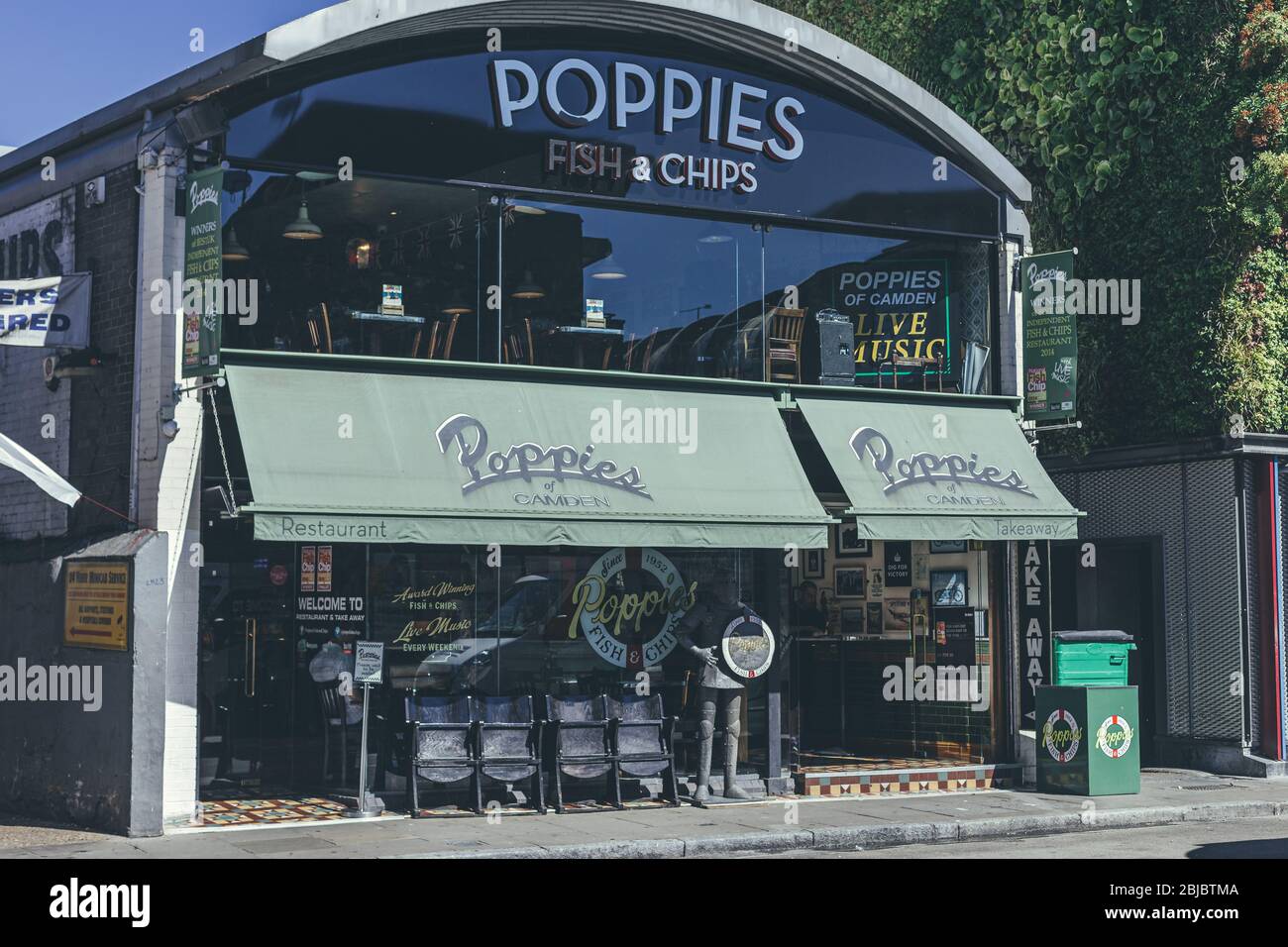 Londra/UK-2/08/18: Poppie's of Camden famoso negozio di fish and chips su Hawley Crescent a Camden Town, Londra, UK Foto Stock