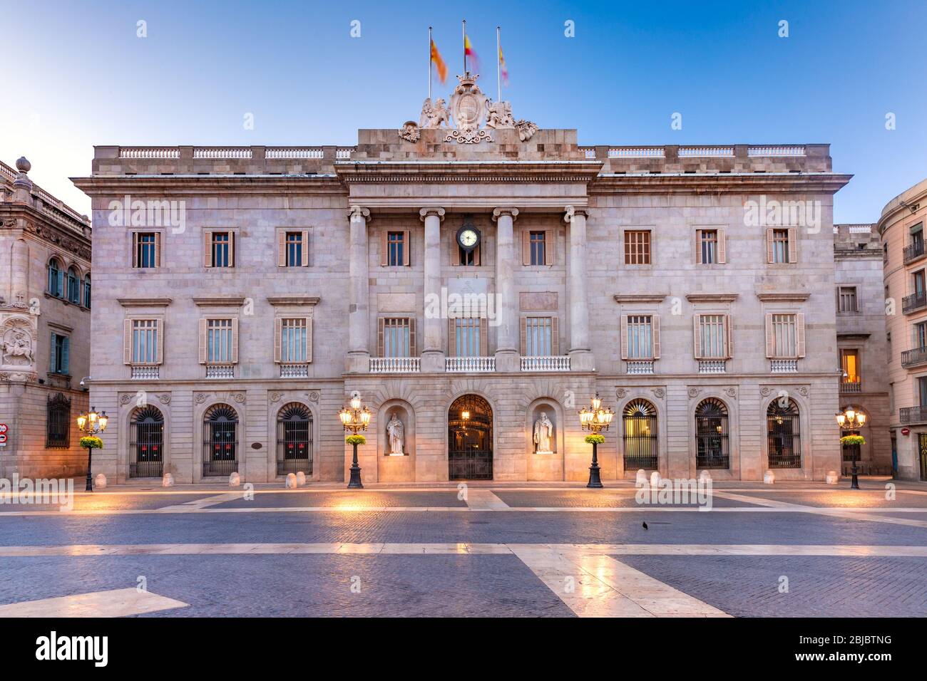 Casa de la Ciutat, Municipio di Barcellona sulla Placa de Sant Jaume nel quartiere Gotico di Barcellona durante l'ora blu del mattino, Spagna Foto Stock
